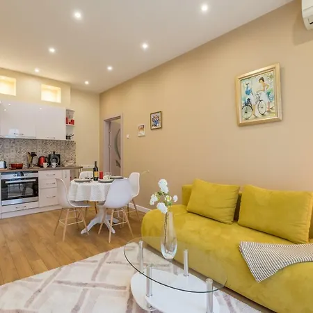 Modern 2 Bedroom Next To Vitosha Str. Sofia